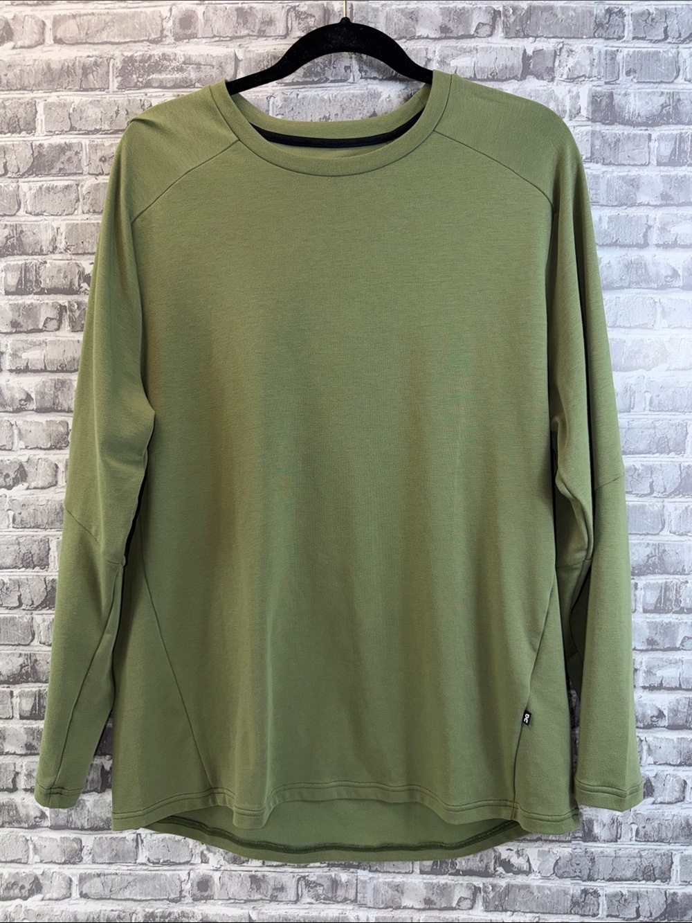 Men's Run on Clouds Olive Green Long-Sleeve Crew Shirt